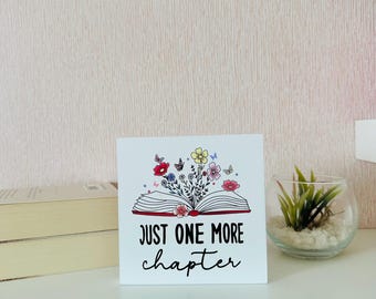 Carte de décoration de livre « Juste un chapitre de plus » avec des fleurs - cadeau pour les rats de bibliothèque et les fans de Booktok - idée cadeau pour les rats de bibliothèque et les amoureux des livres