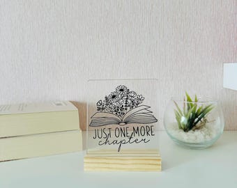 Boekenplankdecoratie - Acrylbord "Nog maar één hoofdstuk" met houten standaard - Boekdecoratie voor boekenwurmen en Booktok-fans - Voor leesliefhebbers