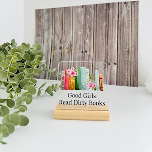 Bookworm decoration - Good girls read books - Bookshelf decoration - Gift for readers - Sign for book lovers - Books - Reading
