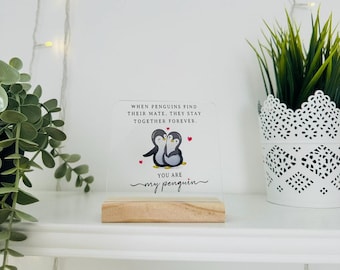 Cartello in acrilico "You Are My Penguin" | Regalo romantico per San Valentino per coppie | Decorazione d'amore con supporto in legno | Regalo di anniversario di matrimonio