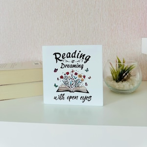 Boekdecoratiekaart "Lezen is dromen met open ogen" – Bloemenboekprint voor boekenwurmen – Decoratie voor je boekenplank – Cadeau