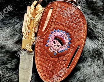 Cuchillo vaquero de acero de Damasco hecho a mano con funda de cuero repujado tipo panqueque.
