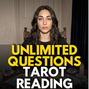 Könnte beinhalten: Eine Person mit langem dunklem Haar in einem schwarzen Oberteil sitzt an einem Holztisch. Der Text UNLIMITED QUESTIONS TAROT READING ist in großen gelben und weißen Buchstaben über dem Bild zu sehen. Kristalle und Tarotkarten liegen bereit.