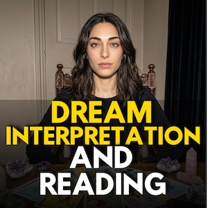 Puede incluir: Una persona de cabello oscuro largo y camisa negra de manga larga sentada ante una mesa de madera. El texto DREAM INTERPRETATION AND READING aparece en amarillo y blanco. Sobre la mesa hay cartas de tarot y grupos de cristales.