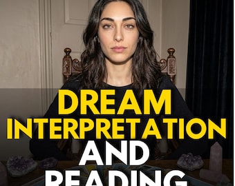 Può includere: Una persona con lunghi capelli scuri e una maglia nera a maniche lunghe siede dietro un tavolo di legno. Il testo DREAM INTERPRETATION AND READING è sovrapposto in giallo e bianco. Sul tavolo sono disposti tarocchi e gruppi di cristalli.