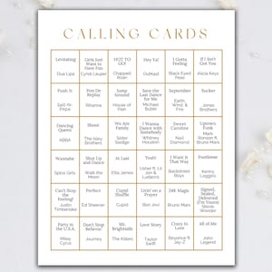 Puede incluir: Una tarjeta blanca con texto dorado que dice "CALLING CARDS" en la parte superior. La tarjeta est&aacute; dividida en cuadrados con t&iacute;tulos de canciones y artistas, incluyendo Dua Lipa, ABBA y Justin Timberlake. Elementos decorativos son visibles.