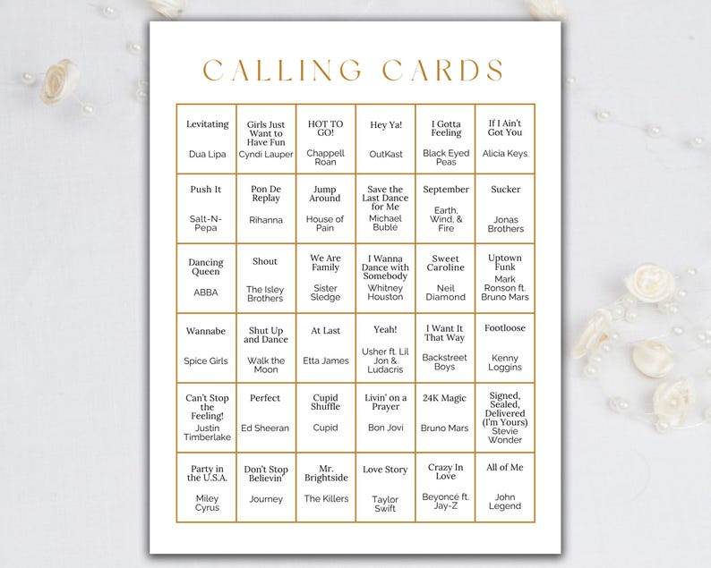 Puede incluir: Una tarjeta blanca con texto dorado que dice "CALLING CARDS" en la parte superior. La tarjeta est&aacute; dividida en cuadrados con t&iacute;tulos de canciones y artistas, incluyendo Dua Lipa, ABBA y Justin Timberlake. Elementos decorativos son visibles.