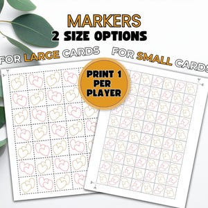 Puede incluir: Dos hojas de papel con contornos en forma de coraz&oacute;n para un juego. El texto "MARKERS 2 SIZE OPTIONS" est&aacute; en la parte superior. Una hoja es para cartas grandes, la otra para cartas peque&ntilde;as. El texto "PRINT 1 PER PLAYER" est&aacute; en un c&iacute;rculo.