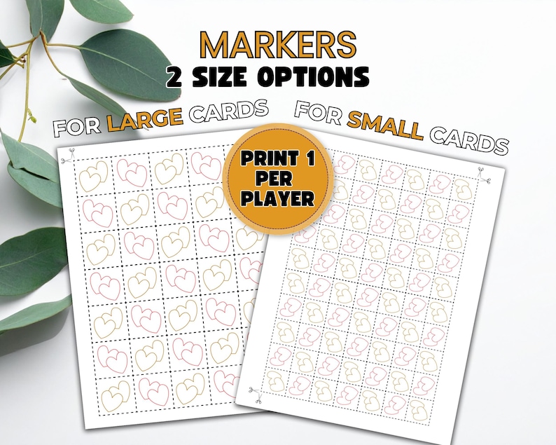 Puede incluir: Dos hojas de papel con contornos en forma de coraz&oacute;n para un juego. El texto "MARKERS 2 SIZE OPTIONS" est&aacute; en la parte superior. Una hoja es para cartas grandes, la otra para cartas peque&ntilde;as. El texto "PRINT 1 PER PLAYER" est&aacute; en un c&iacute;rculo.