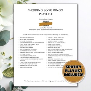 Puede incluir: Una lista de reproducci&oacute;n de bingo de canciones de boda blanca con una pegatina de "Spotify Playlist Included". La lista de reproducci&oacute;n incluye canciones como "24K Magic", "Love Story" y "Dancing Queen". El texto de la tarjeta de bingo es negro.