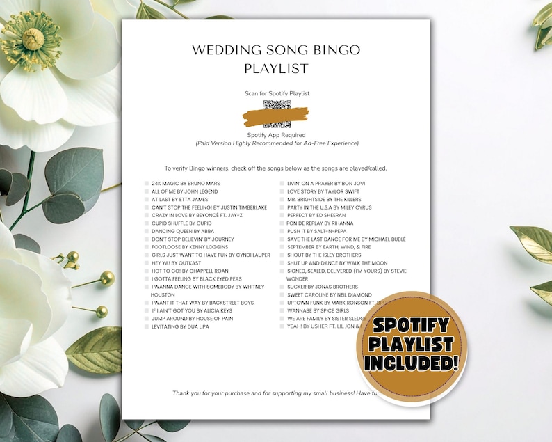 Puede incluir: Una lista de reproducci&oacute;n de bingo de canciones de boda blanca con una pegatina de "Spotify Playlist Included". La lista de reproducci&oacute;n incluye canciones como "24K Magic", "Love Story" y "Dancing Queen". El texto de la tarjeta de bingo es negro.