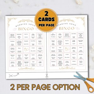 Puede incluir: Una tarjeta de juego de bingo de boda blanca con detalles florales dorados y el texto "WEDDING SONG BINGO". La tarjeta presenta una cuadr&iacute;cula de bingo con t&iacute;tulos de canciones y el texto "2 CARDS PER PAGE". Se muestran tijeras junto a la tarjeta, con el texto "2 PER PAGE OPTION".