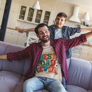 Camiseta unisex "El mejor papá del mundo" para el Día del Padre, camiseta llamativa, regalo para papá, letras mayúsculas coloridas, agradecimiento para papá.