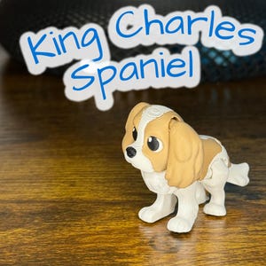 3D-geprinte gelede King Charles-spaniël | Veelkleurig fidgetspeelgoed met oren | Poseerbaar puppybureau huisdier | Sensorisch hondenspeeltje