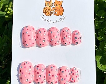 Uñas postizas con lunares rosas / Diseño de piedras preciosas y puntos rosas / Redondas y cortas / Juego de uñas reutilizables hechas a mano / Uñas de primavera y verano