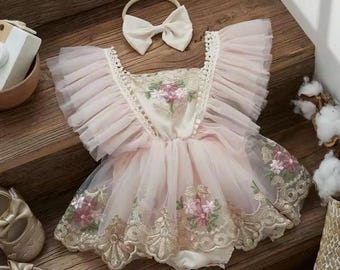 Vestido de tul para bebé niña, con flores bordadas y diadema con lazo a juego.