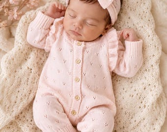 Strick-Strampler-Set für Neugeborene (Mädchen) mit Schleifen-Haarband | Zartrosa Rüschen-Jumpsuit