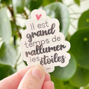 Stickers holographique transparent "il est temps de rallumer les étoiles" calligraphié