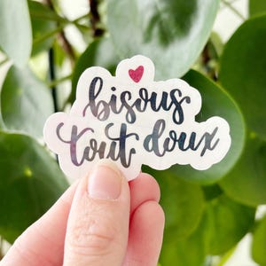 Sticker holographique transparent calligraphié "bisous tout doux"