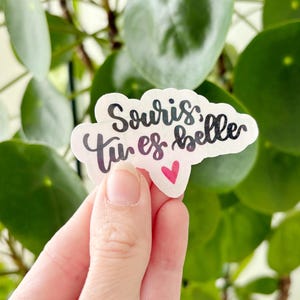 Sticker holographique transparent calligraphie "souris tu es belle"