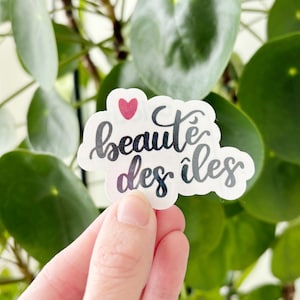 Sticker holographique transparent calligraphie "beauté des îles"