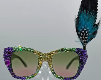 Gafas de sol personalizadas con pedrería inspiradas en el Mardi Gras