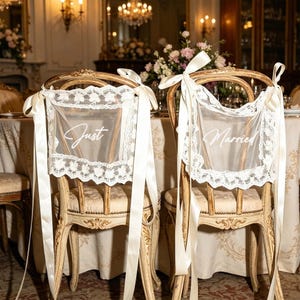 Könnte beinhalten: Weißer Keramikbecher mit schwarzem Henkel und dem Text "But First, Coffee" in schwarzer Schrift. Der Becher steht vor einem verschwommenen Hintergrund, der eine gemütliche Atmosphäre andeutet.