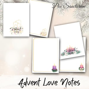 Może przedstawiać: Białe notatki Advent Love Notes ze złotymi obramowaniami i kwiatowymi akcentami. Notatki zawierają ilustracje świec i tekst "Advent 2025". Obraz zawiera tekst "Pax Sanctorum".