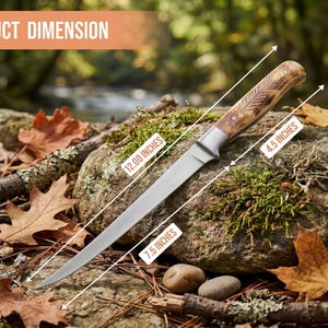 Pu&ograve; includere: Un coltello in metallo color argento con un manico marrone chiaro a motivi decorativi e un'incisione a forma di piuma. Il coltello ha una lunghezza totale di 12,00 pollici, con una lama di 7,5 pollici e un manico di 4,5 pollici, come indicato.