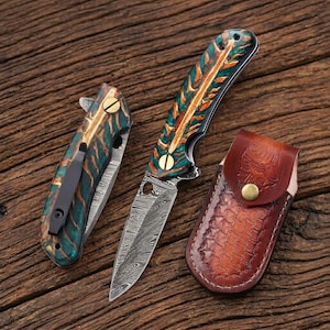 Navaja de bolsillo de acero de Damasco con funda de cuero repujado a mano y mango de madera de piña. Regalos para el Día del Padre, regalos de cumpleaños para él y regalos para padrinos de boda.