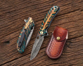 Coltello tascabile in acciaio di Damasco con fodero in pelle goffrata a mano e manico in legno di pigna. Regalo per la festa del papà, regalo di compleanno per lui, regalo per i testimoni dello sposo.