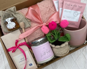 Blush Bliss Gift Box – Cozy Pink Blanket, Wild Rose Candle, Tea, Honey & Chocolate Gift Set | Ready-to-Gift Relaxation Box for Her, Hyggebox