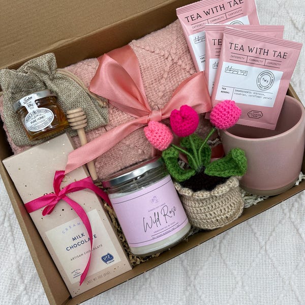 Blush Bliss Gift Box – Cozy Pink Blanket, Wild Rose Candle, Tea, Honey & Chocolate Gift Set | Ready-to-Gift Relaxation Box for Her, Hyggebox