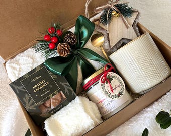 Holiday Caramel Comfort Gift Box – Winter Embrace Candle, Cozy Blanket, Ribbed Mug, Wooden Star Ornament & Festive Decor | Christmas Care