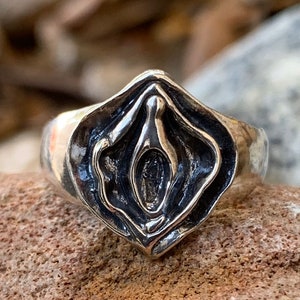 Vulva Ring in Sterling