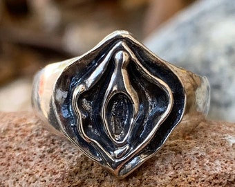 Vulva Ring in Sterling