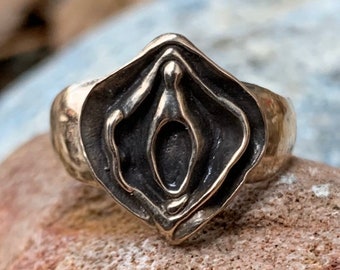 Vulva Ring in Bronze