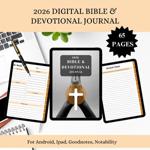 以下が含まれることがあります： 2026年のデジタル聖書と祈りの日記。3つのタブレットに表示されています。中央のタブレットには十字のデザインと「2026 Bible & Devotional Journal」の文字が表示されています。画像には「65ページ」と「For Android, Ipad, Goodnotes, Notability」の文字も含まれています。