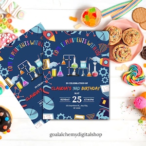 Op de afbeelding: Twee marineblauwe verjaardagsuitnodigingen met wetenschapsthema-illustraties en de tekst "Come Experiments With Us!" en "In Celebration of Claudia's 3rd Birthday." De uitnodigingen zijn omringd door kleurrijke snoepjes.