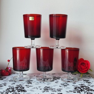 Set of 5 ruby red stemmed glasses from the Cavalier collection by the French brand Luminarc, produced by Verrerie d'Arques.