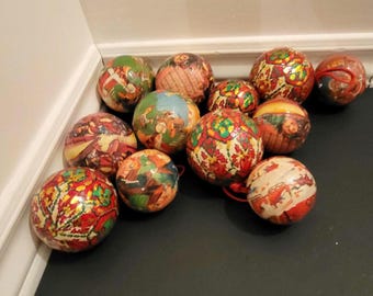 Vintage lot of 12 Christmas baubles from 1980. Papier-mâché in very good condition.