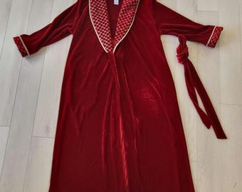 Vintage "Hostess" or "Hollywood Regency" dressing gown in luxurious and romantic red velvet. Vanity Fair 1970.