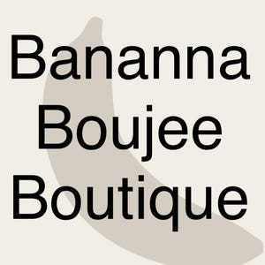 Op de afbeelding: De woorden "Bananna Boujee Boutique" worden in het zwart weergegeven, verticaal gestapeld op een lichtbeige achtergrond. Achter de tekst staat een lichtbeige bananenvorm.