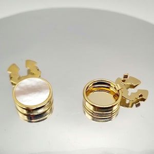 Manschettknappar i guld med pärlemor: Tryckknappsfodral, Gåva till brudgummen