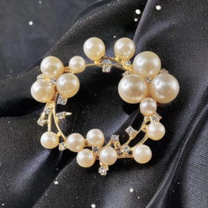 Pearl Flower Brooch, Gold Wreath Pin, Bridal Pearl Brooch, Vintage Style Jewelry, Elegant Gift for Her, Wedding Coat or Scarf Pin