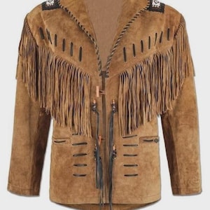 Könnte beinhalten: Braune Wildlederjacke mit Fransen an Brust und Ärmeln. Die Jacke hat dekorative Nähte und kleine Perlenakzente an den Schultern. Sie hat einen klassischen Western-Stil mit Kragen und Knopfverschlüssen.