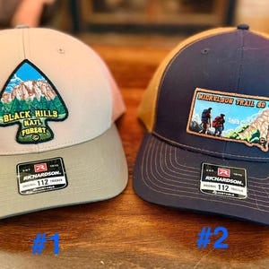 Boné trucker com aba reta e patch do estado de Dakota do Sul