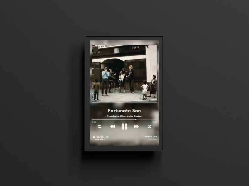 K&ouml;nnte beinhalten: Ein gerahmtes digitales Kunstwerk zeigt eine Vintage-Fotografie einer Gruppe von Menschen. Das Kunstwerk zeigt eine Musikplayer-Oberfl&auml;che mit dem Songtitel "Fortunate Son" von Creedence Clearwater Revival. Der Rahmen ist schwarz.