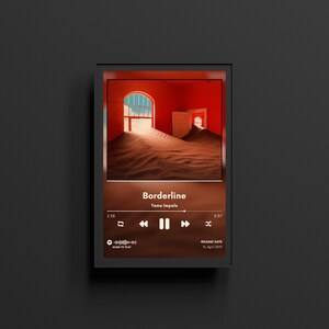 K&ouml;nnte beinhalten: Gerahmter Druck mit dem Albumcover f&uuml;r Tame Impalas Song "Borderline". Das Kunstwerk zeigt eine surreale W&uuml;stenlandschaft in Rot- und Braunt&ouml;nen. Der schwarze Rahmen umgibt den Druck, der auch Songdetails und das Ver&ouml;ffentlichungsdatum enth&auml;lt.