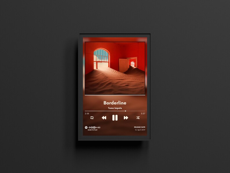 K&ouml;nnte beinhalten: Gerahmter Druck mit dem Albumcover f&uuml;r Tame Impalas Song "Borderline". Das Kunstwerk zeigt eine surreale W&uuml;stenlandschaft in Rot- und Braunt&ouml;nen. Der schwarze Rahmen umgibt den Druck, der auch Songdetails und das Ver&ouml;ffentlichungsdatum enth&auml;lt.